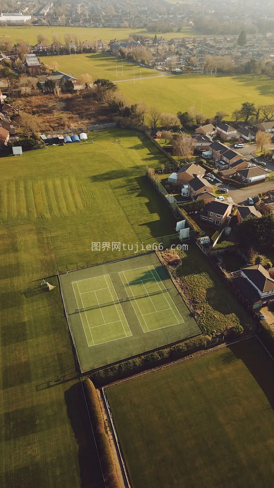 空中俯瞰绿茵场美景图片