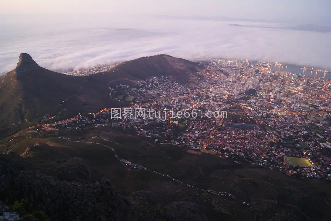 空中俯瞰山脉间房屋景致图片