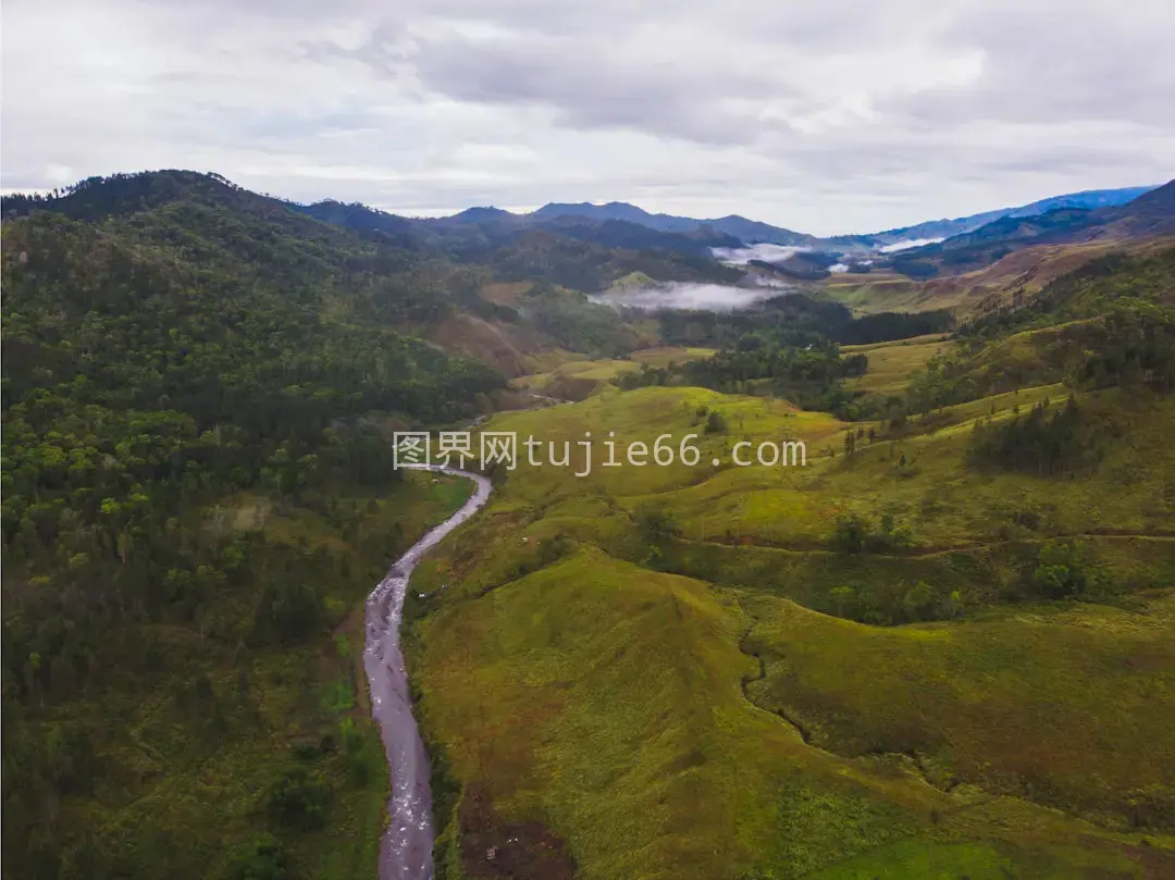 空中俯瞰河流穿山谷景致图片