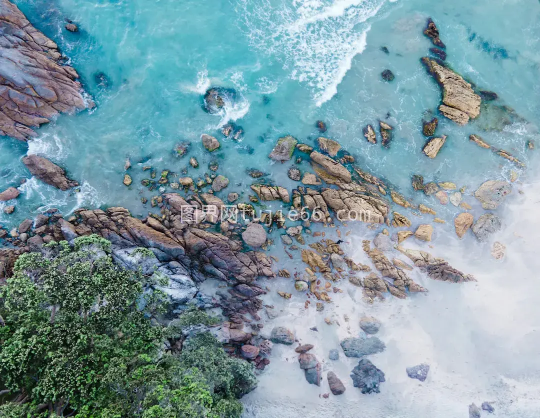 空中瞰海滩岩石水景图片