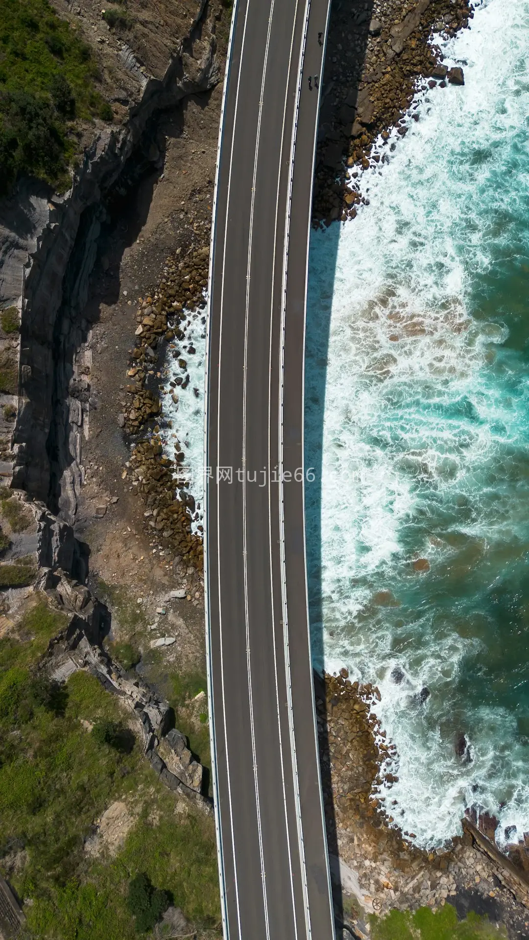 空中瞰海边高速景色图片