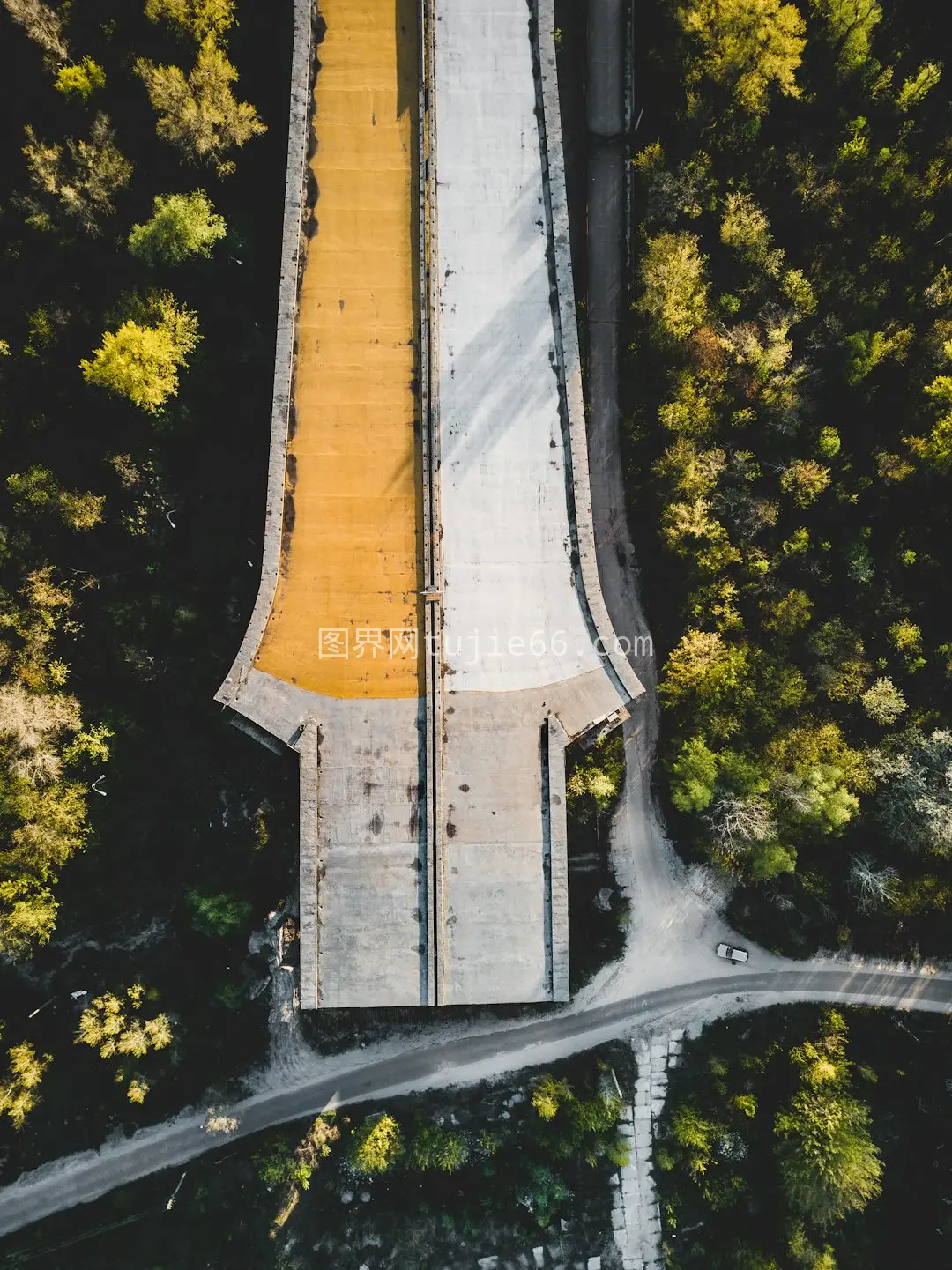 空中俯瞰绿树间灰橙道路图片