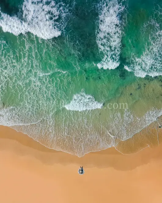 高空视角棕色沙滩映衬青绿海洋