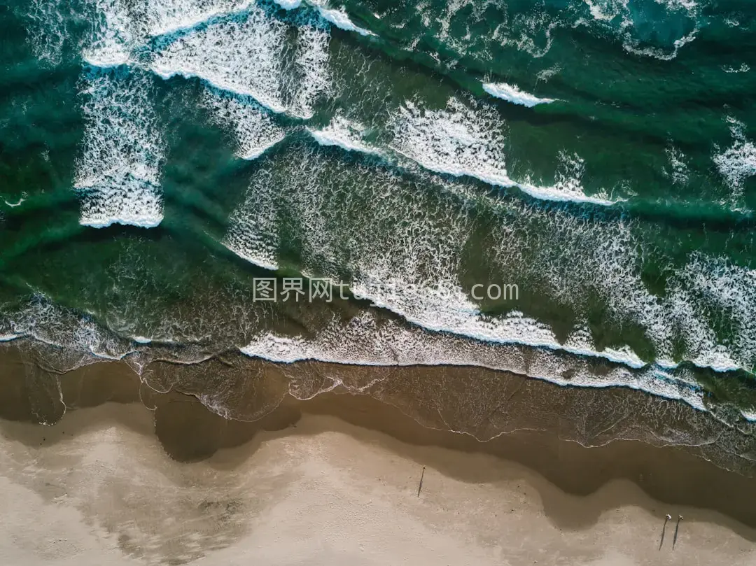 空中视角海岸白日海浪景致图片