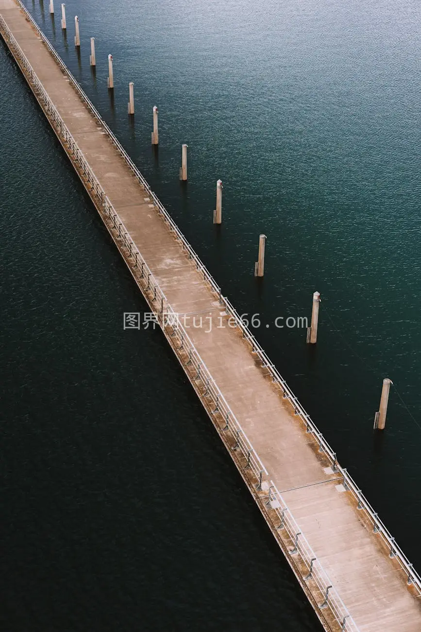 鸟瞰碧蓝海域长堤景致图片