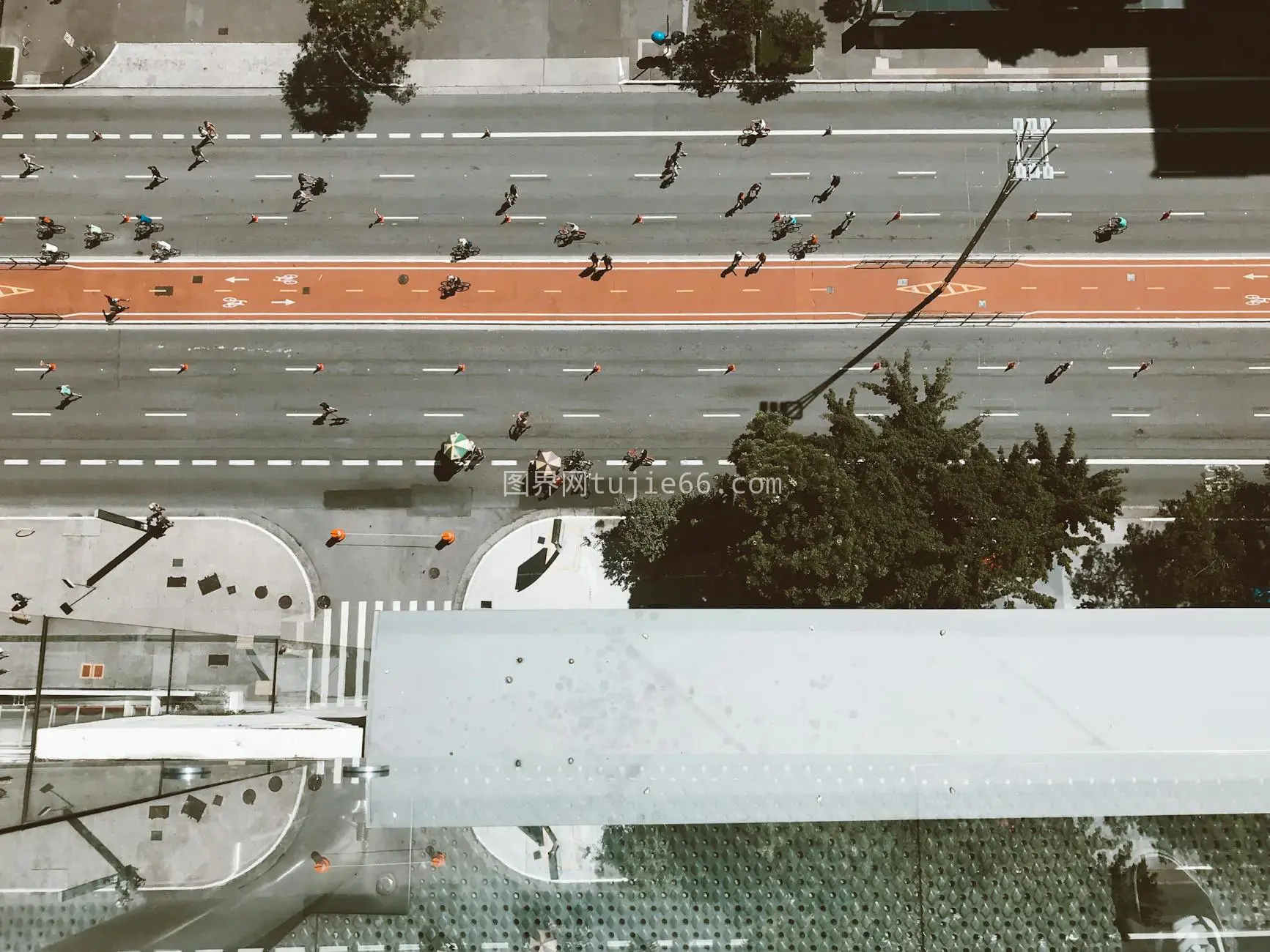 鸟瞰都市街头，骑行行人映入眼帘图片