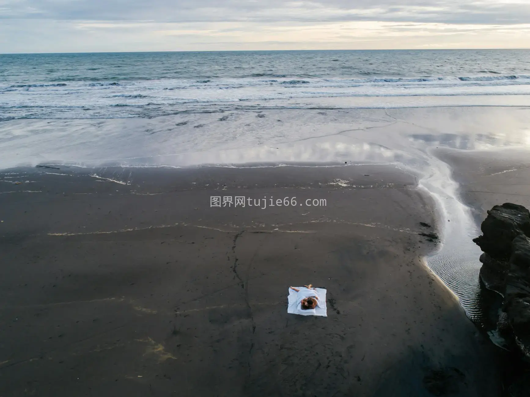 高空情侣隐蔽海滩浪漫景致图片