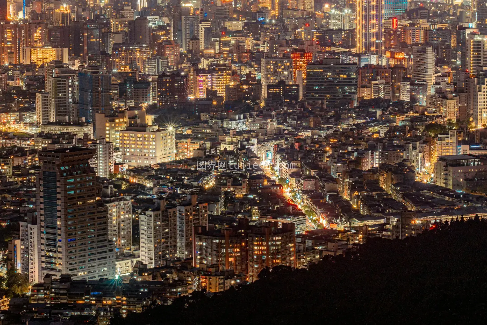 夜色高空城市剪影图片