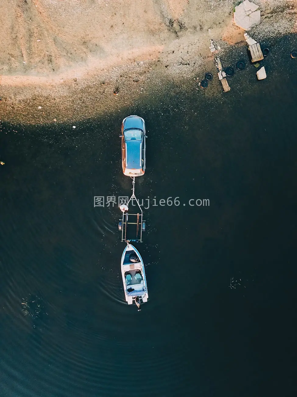 高空视角汽车射摩托艇宁静岸景图片