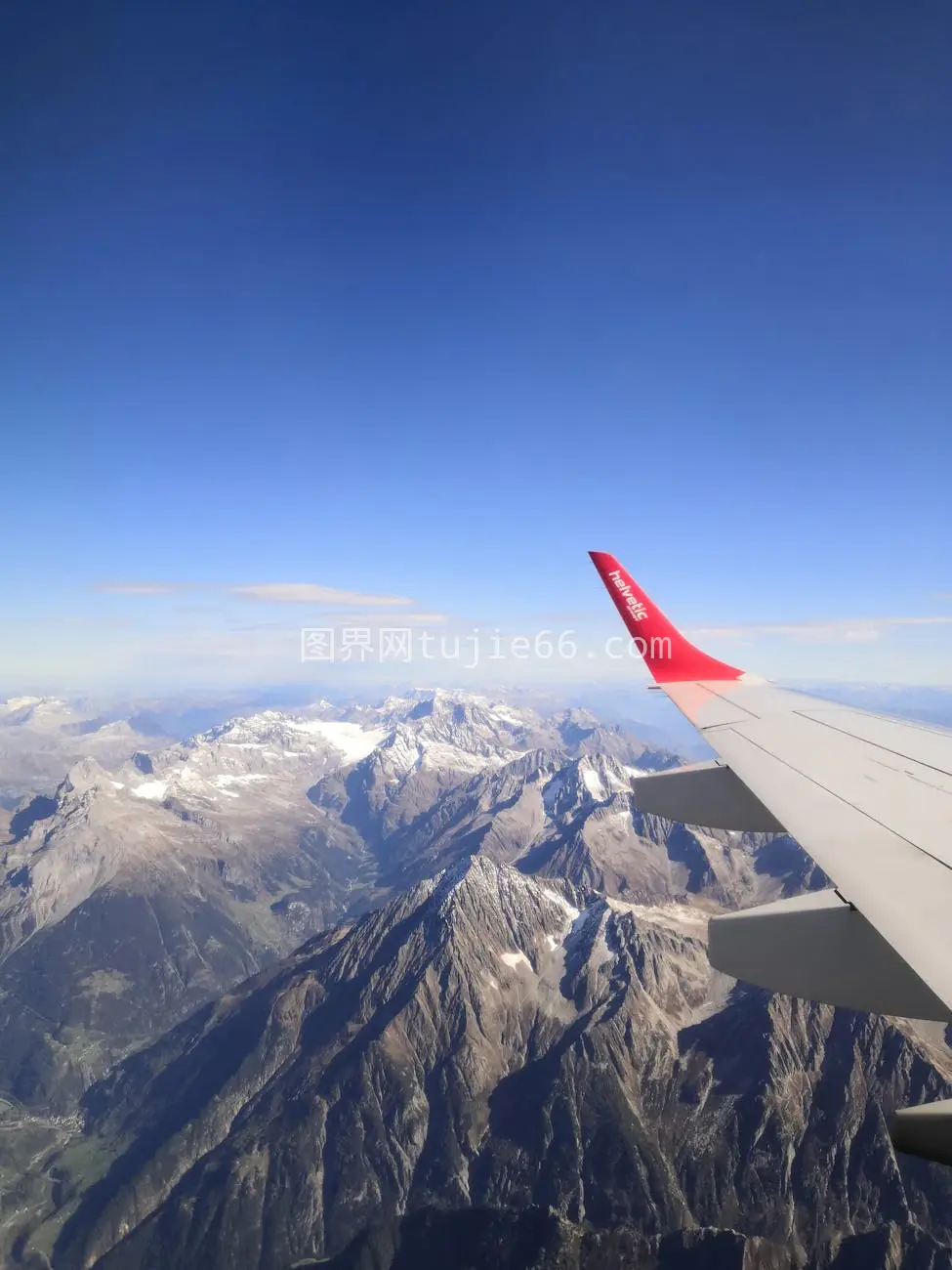 高空俯瞰雪山飞机翼壮观图片