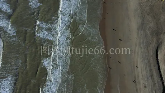 无人机拍摄波浪沙滩震撼画面