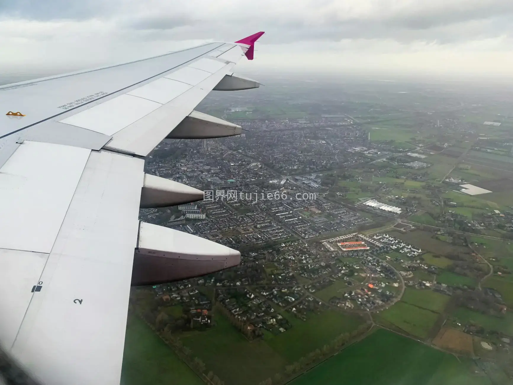 飞机翼映衬绿色田野空中景观图片