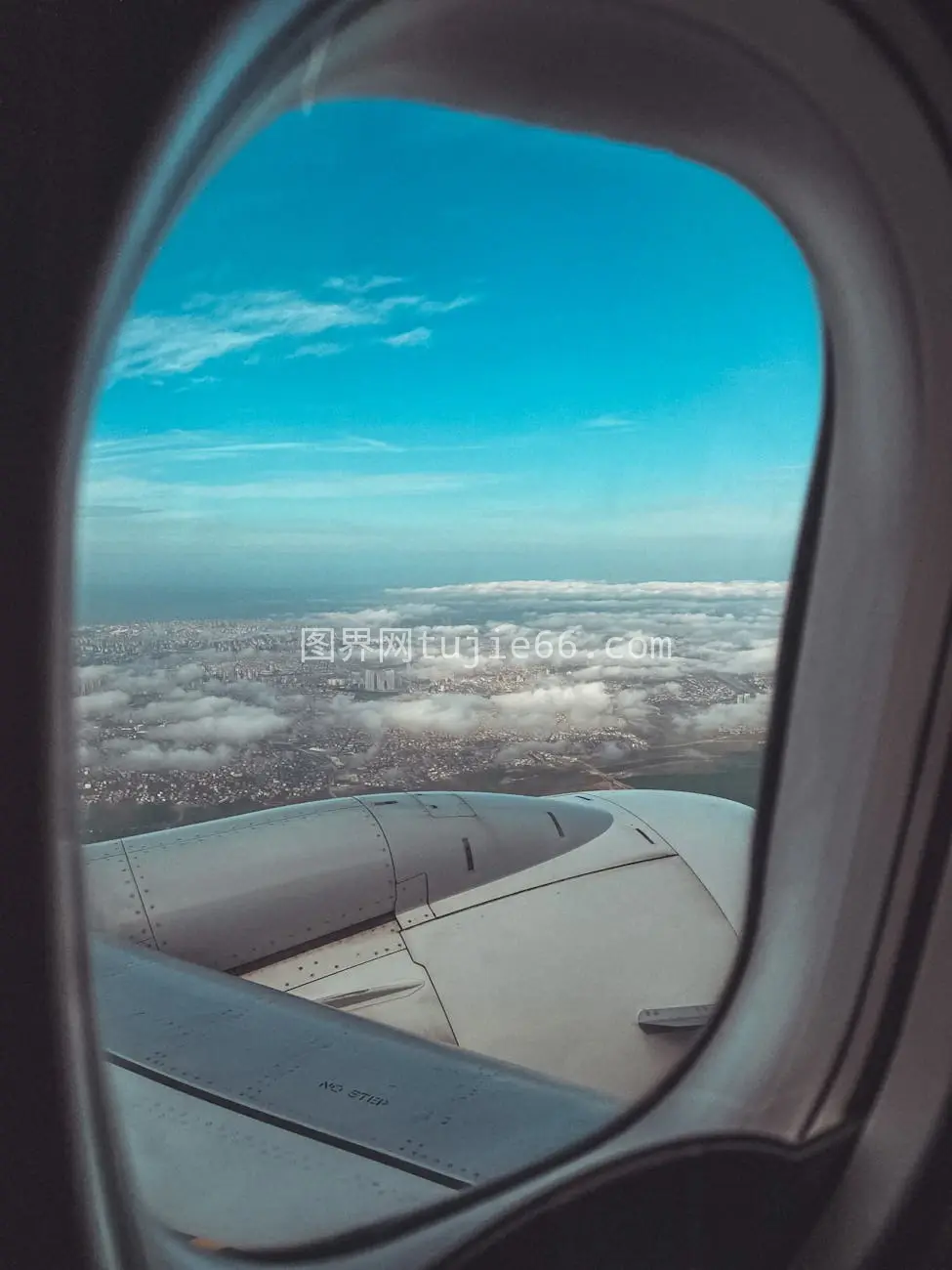 空中伊斯坦布尔全景，云层映衬下城市轮廓图片