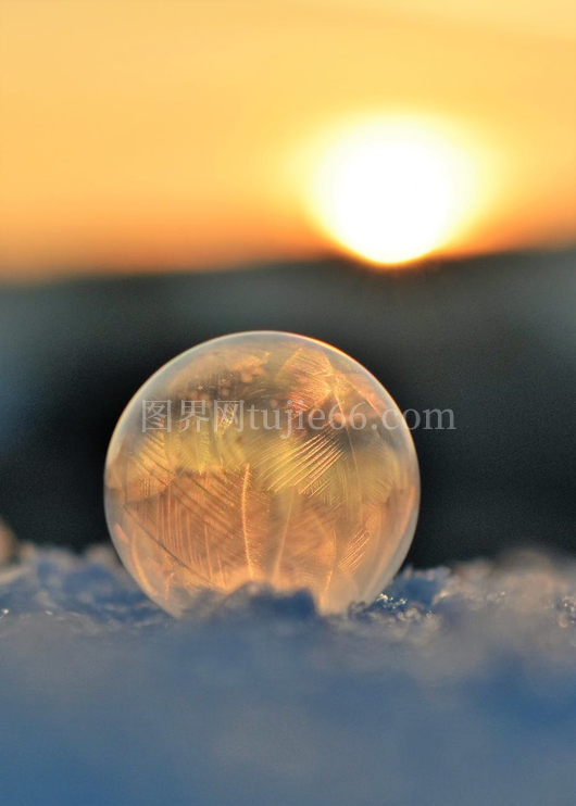 雪上冻结肥皂泡日出晶体图