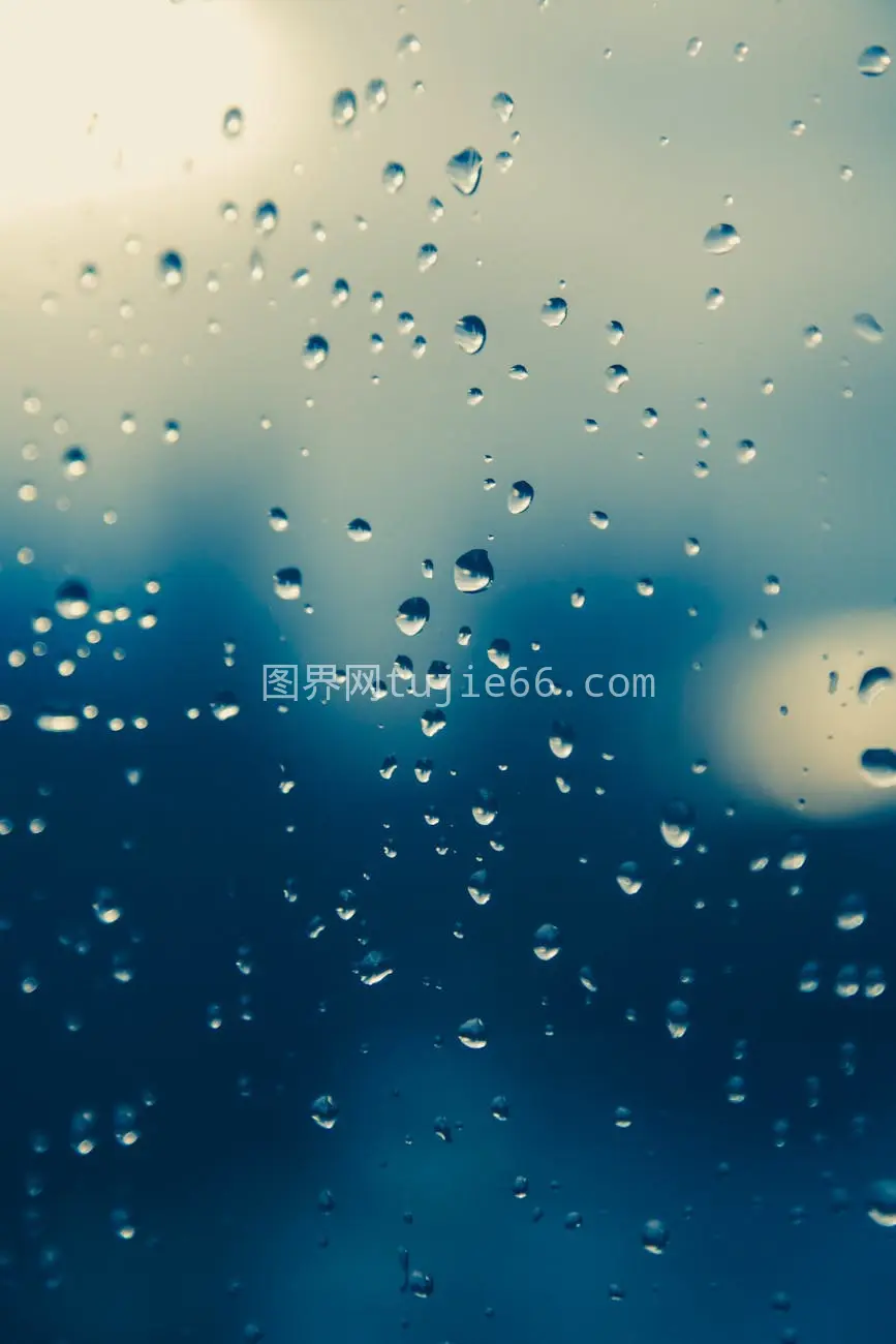 窗上雨滴映忧郁模糊景图片