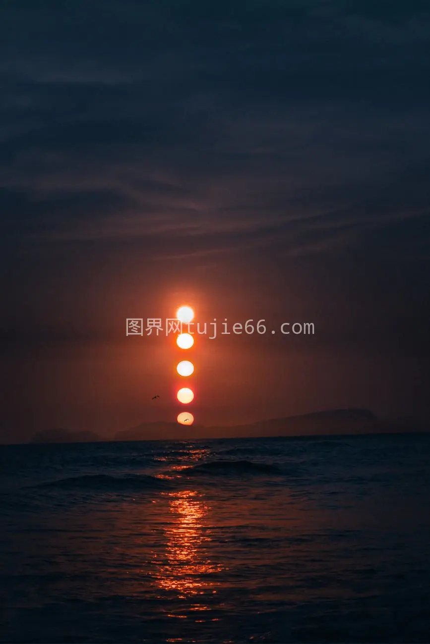 多重曝光夕阳映海浪岛影图片