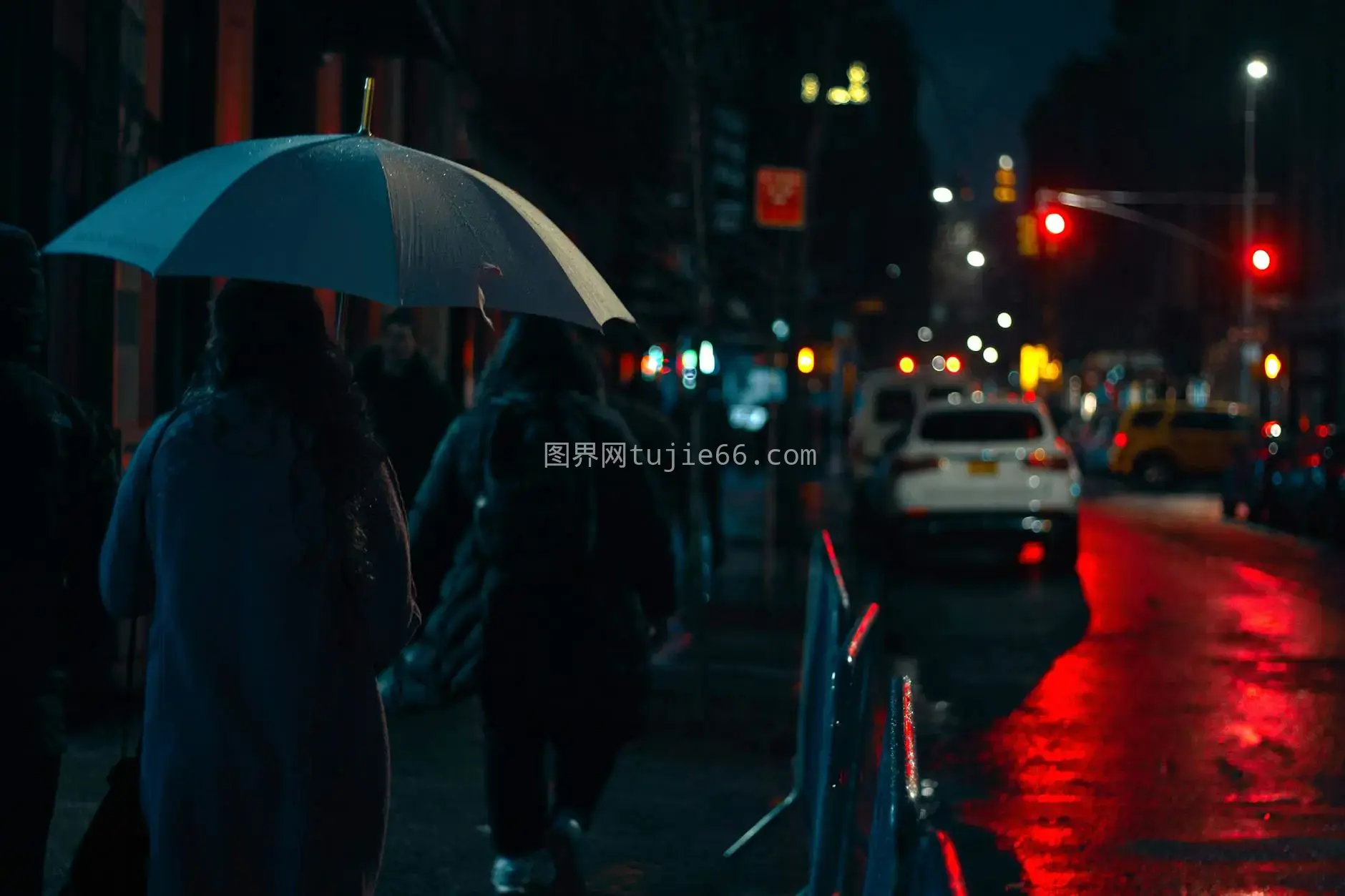 夜雨中漫步模糊灯影映衬图片