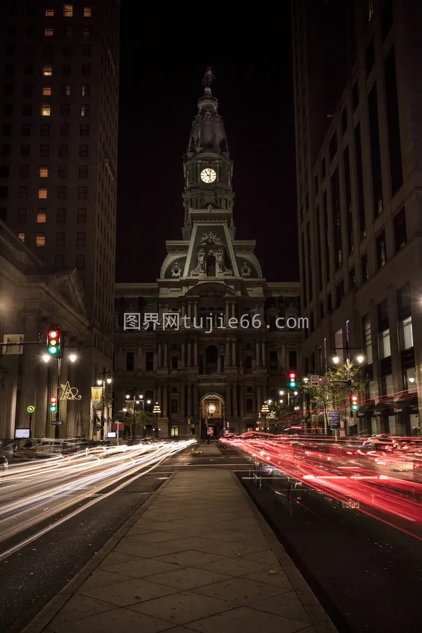 费城市政厅夜色璀璨车灯轨迹点亮都市景致图片