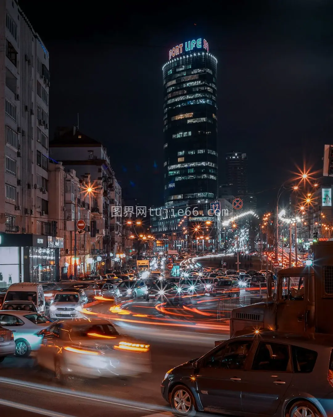 夜幕下道路旁停放车辆图片