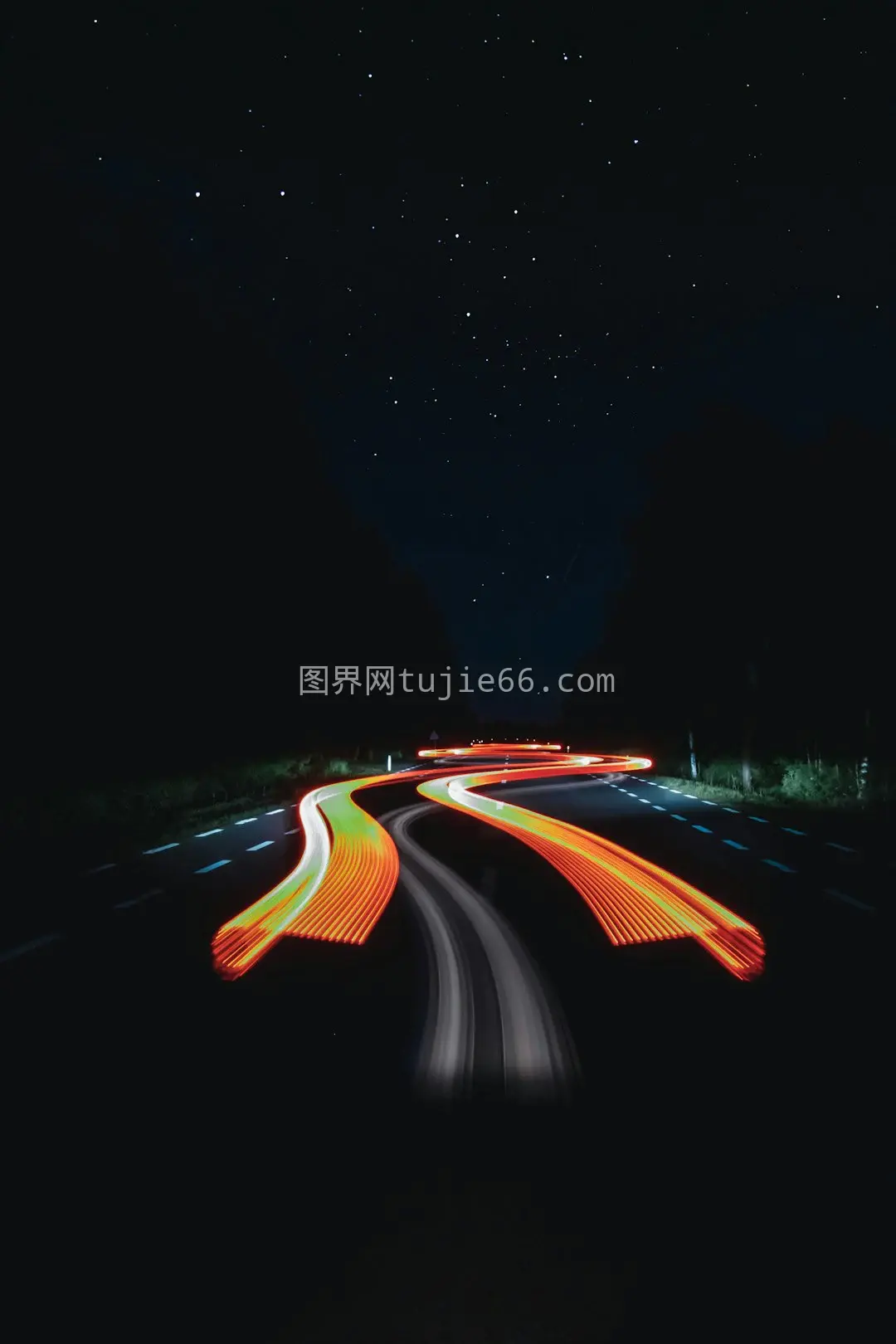 夜色中橙黑道路景致图片