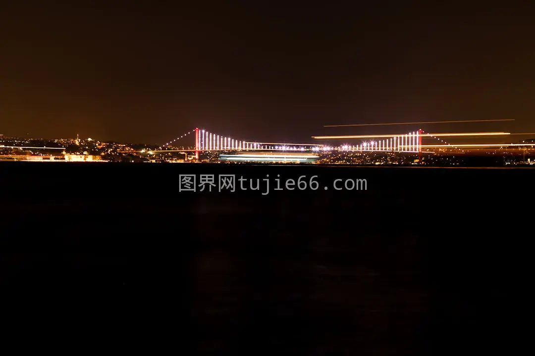 夜灯映照桥梁美景图片