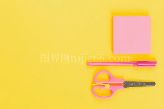 粉色笔剪刀便签铺黄色表面