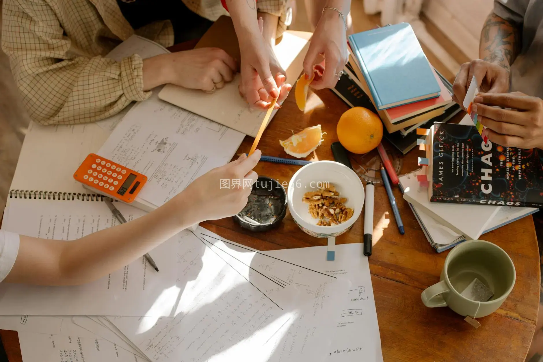 高角视学术桌景零食书籍纸卷图片