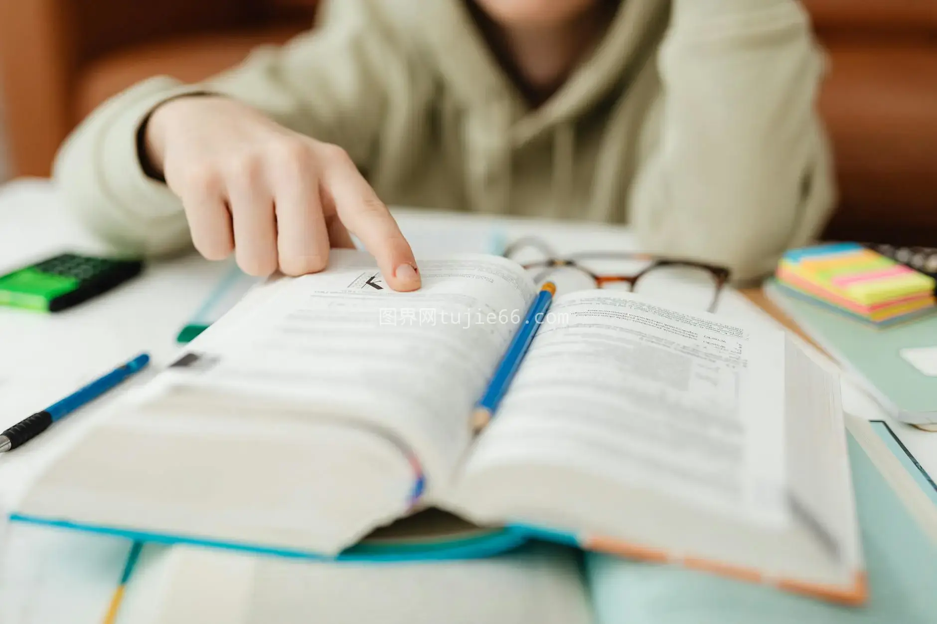 学生室内专注指书备考图片