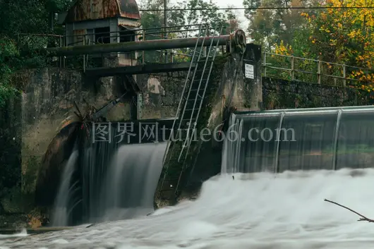 尼德赫尔芬秋色水坝蕴藏绿能潜力