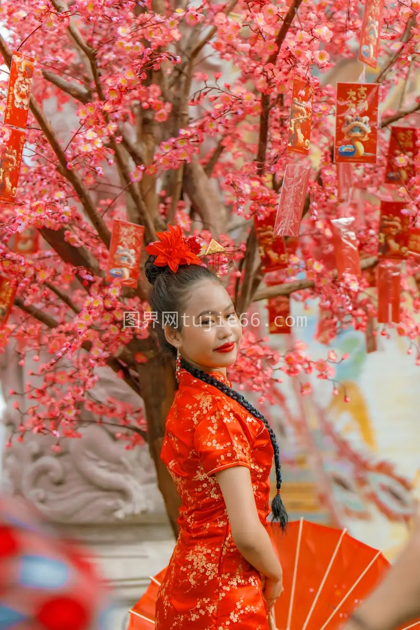 雅加达迎新春红衣女子樱花合影图片