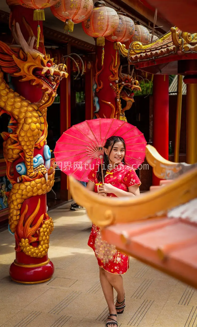 传统服饰女性红伞龙柱寺庙图片