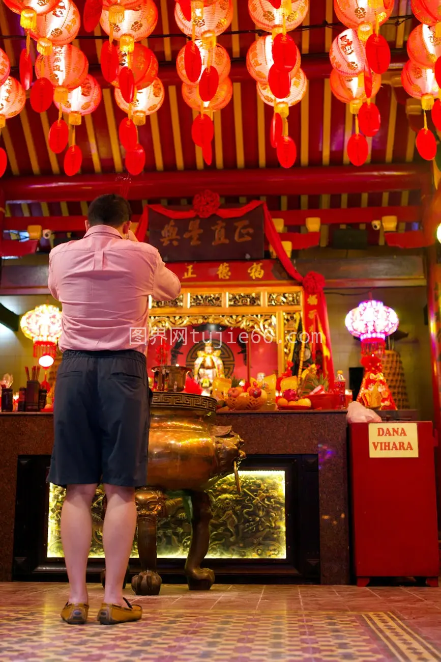 雅加达寺庙男子新年祈祷图片