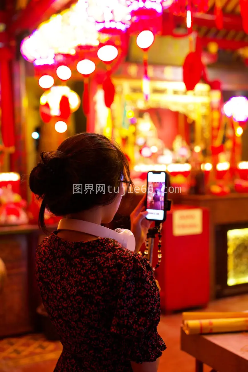 女士雅加达拍新年装饰图片