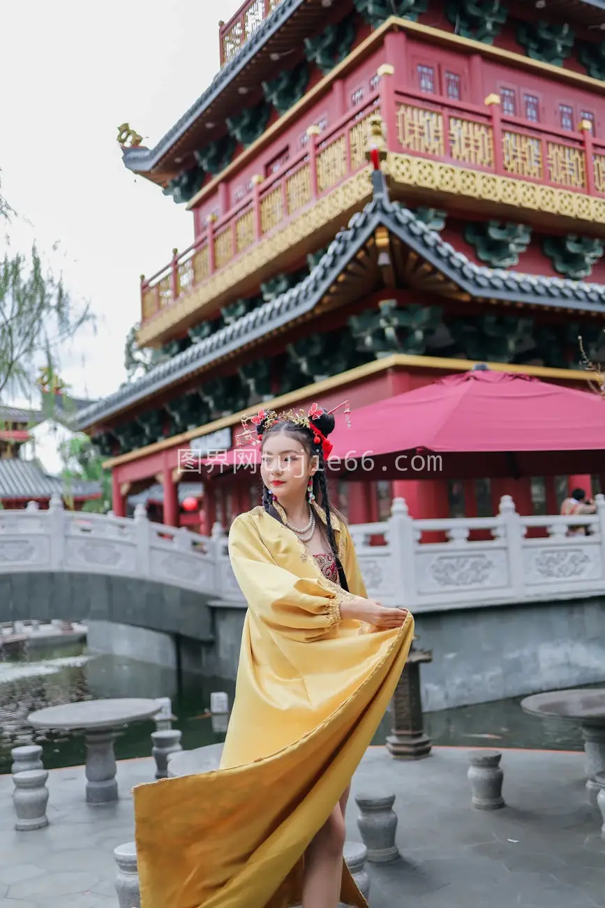 印尼雅加达寺庙传统服饰女子图片