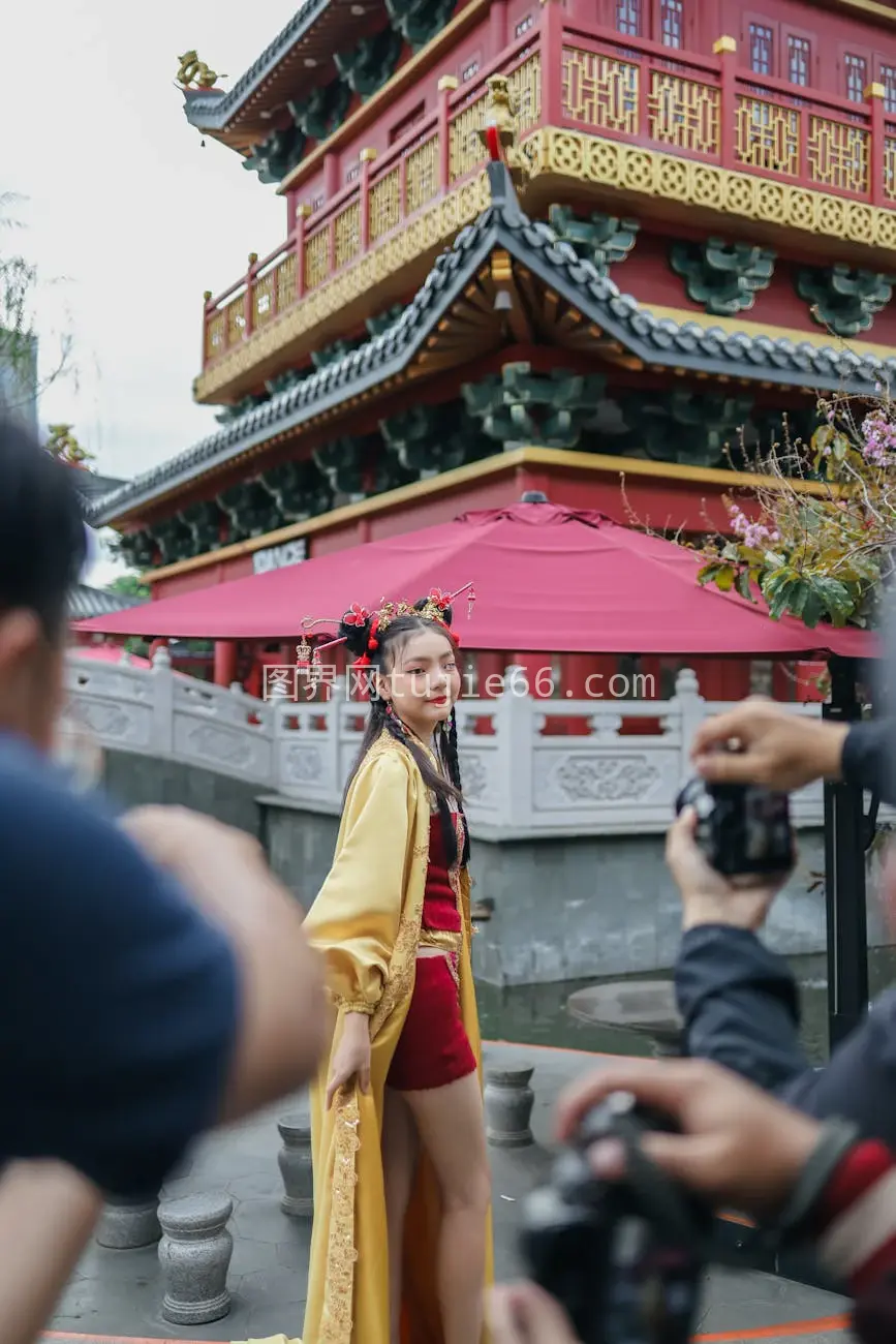 雅加达节庆清装女子寺庙留影图片