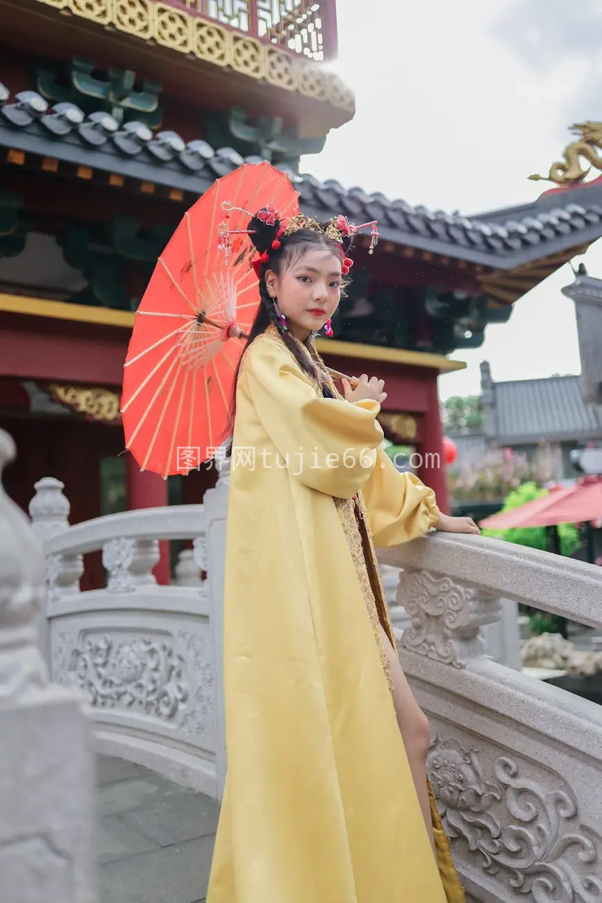 女士雅加达寺庙传统服饰伞景图片