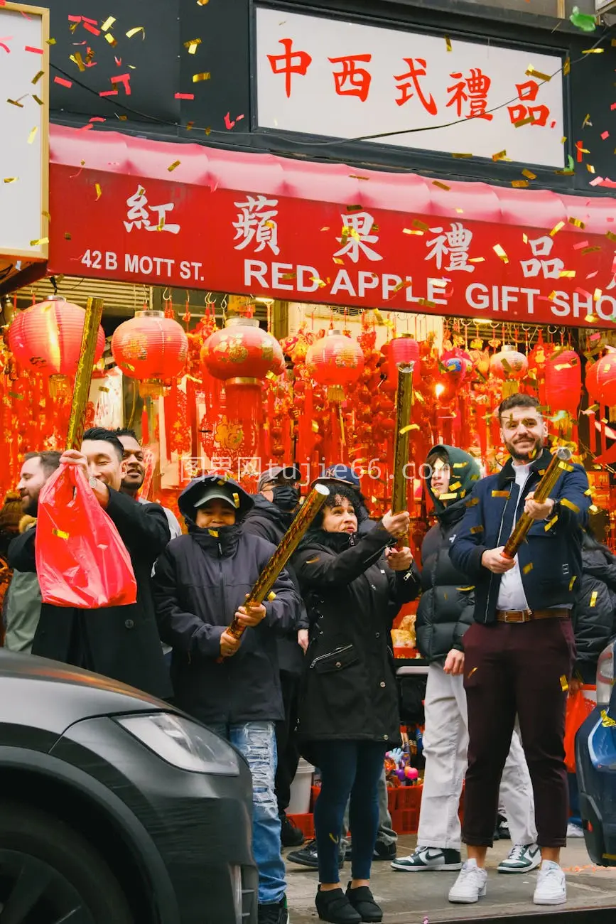 唐人街红苹果礼品店欢庆灯笼彩纸图片