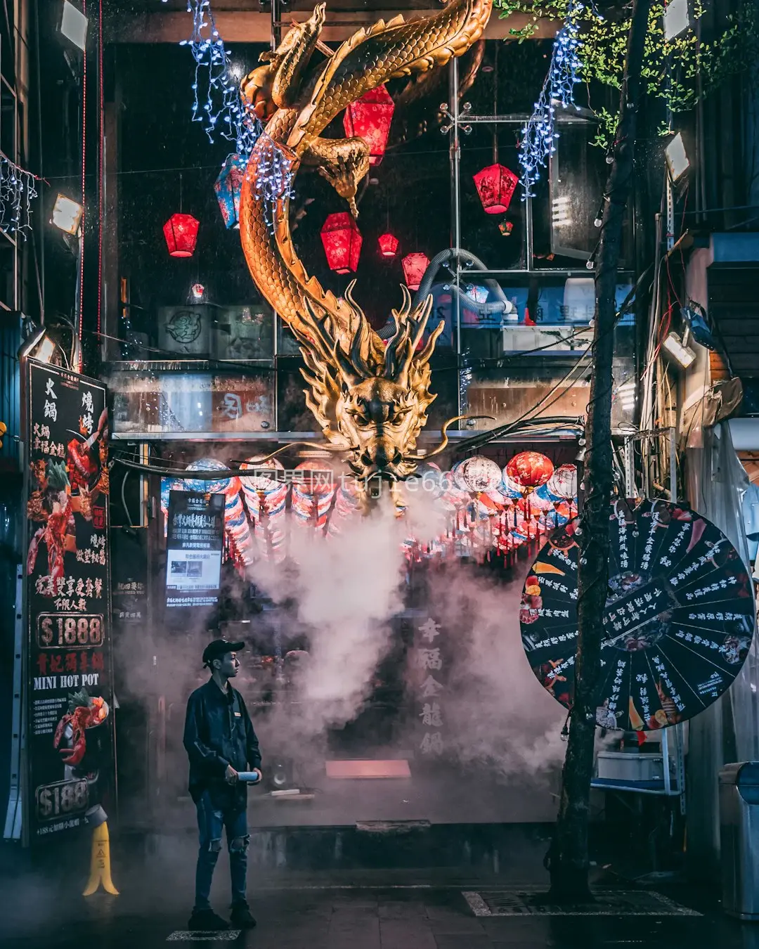 黑夹克男子店前红黄龙映眼图片