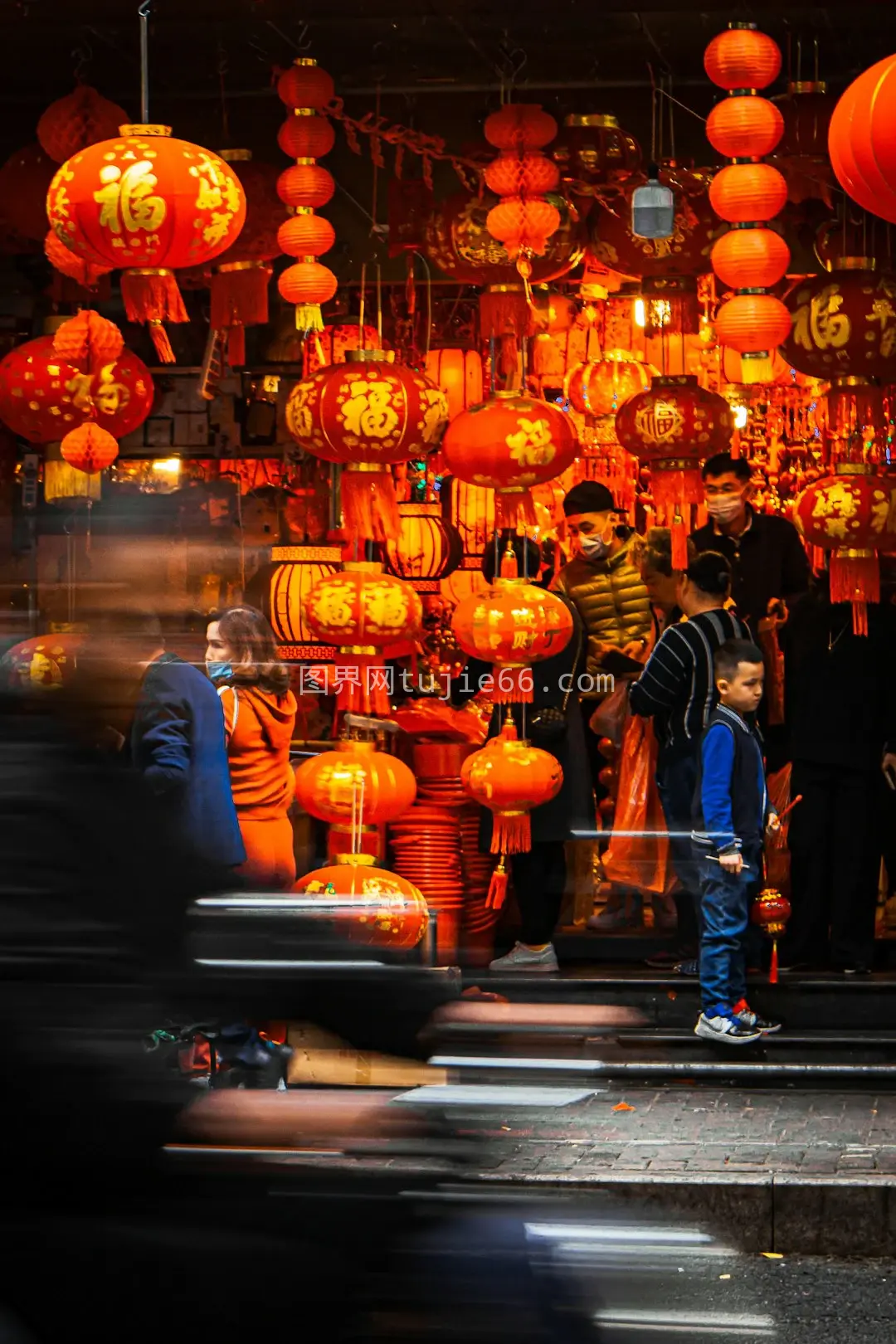 蓝夹克男子并肩站图片