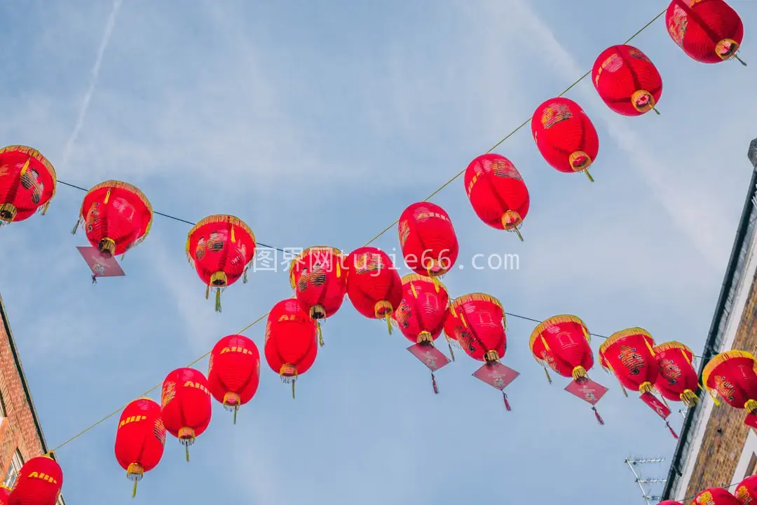 白天空中飘扬红色心形气球图片