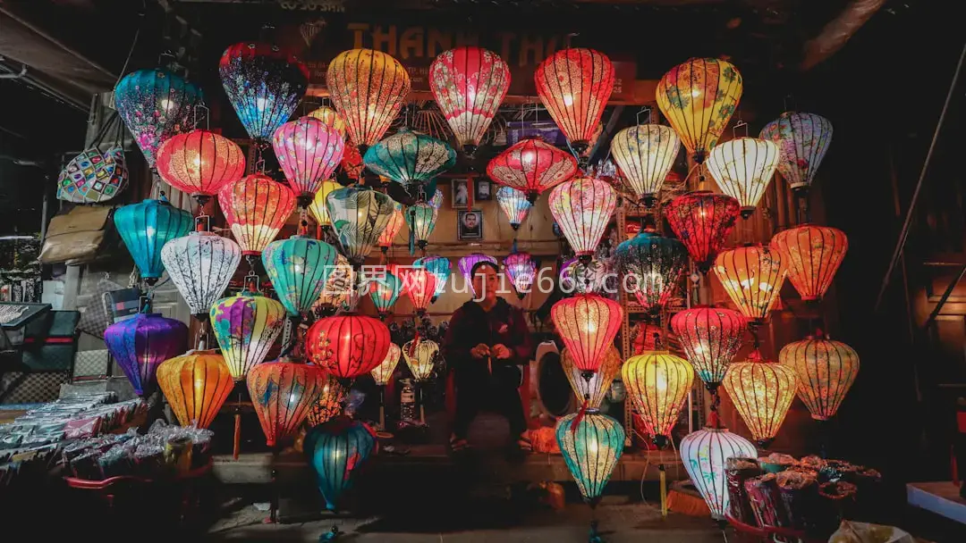 五彩中国灯笼映夜色图片