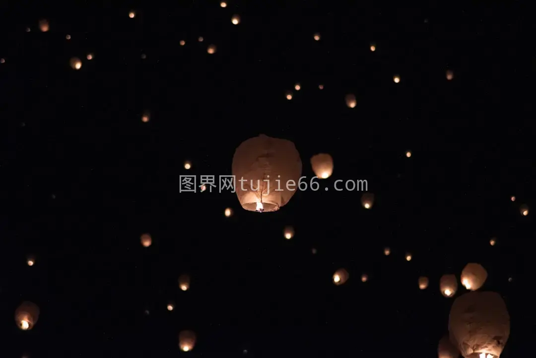 夜空灯笼汇点亮夜色图片