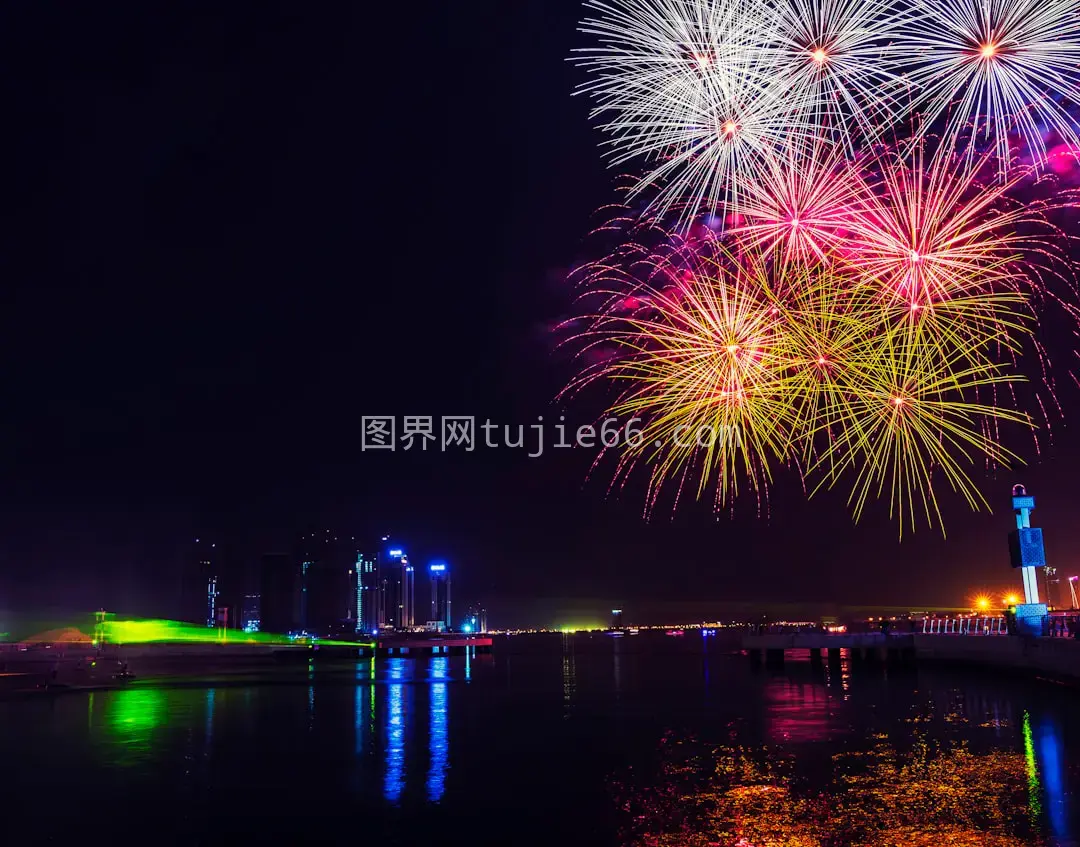 夜空璀璨多彩烟花绽放图片