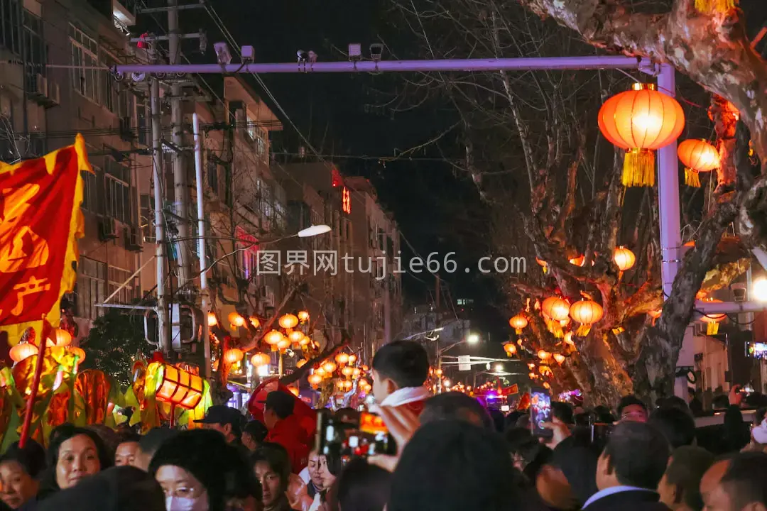 夜幕下人流涌动街景图片