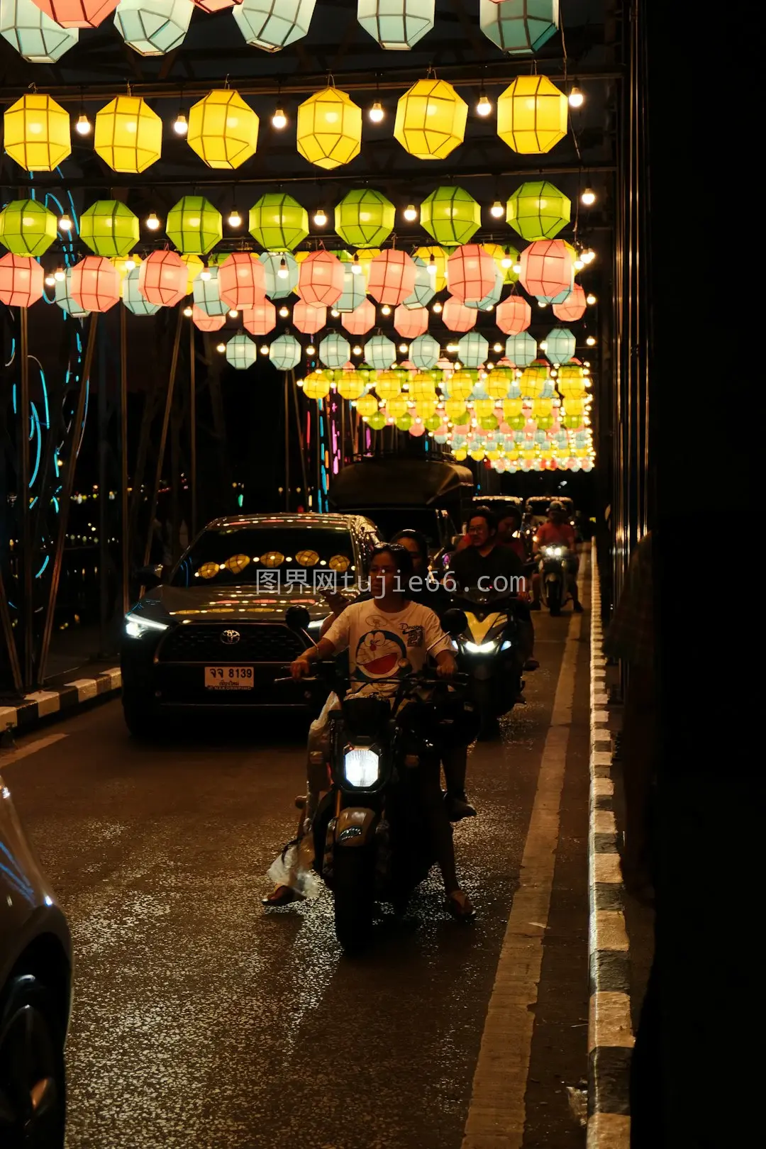 摩托夜行路灯光影间图片