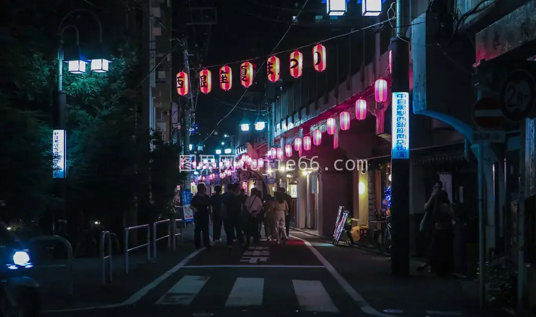 夜色街头漫步人群图片