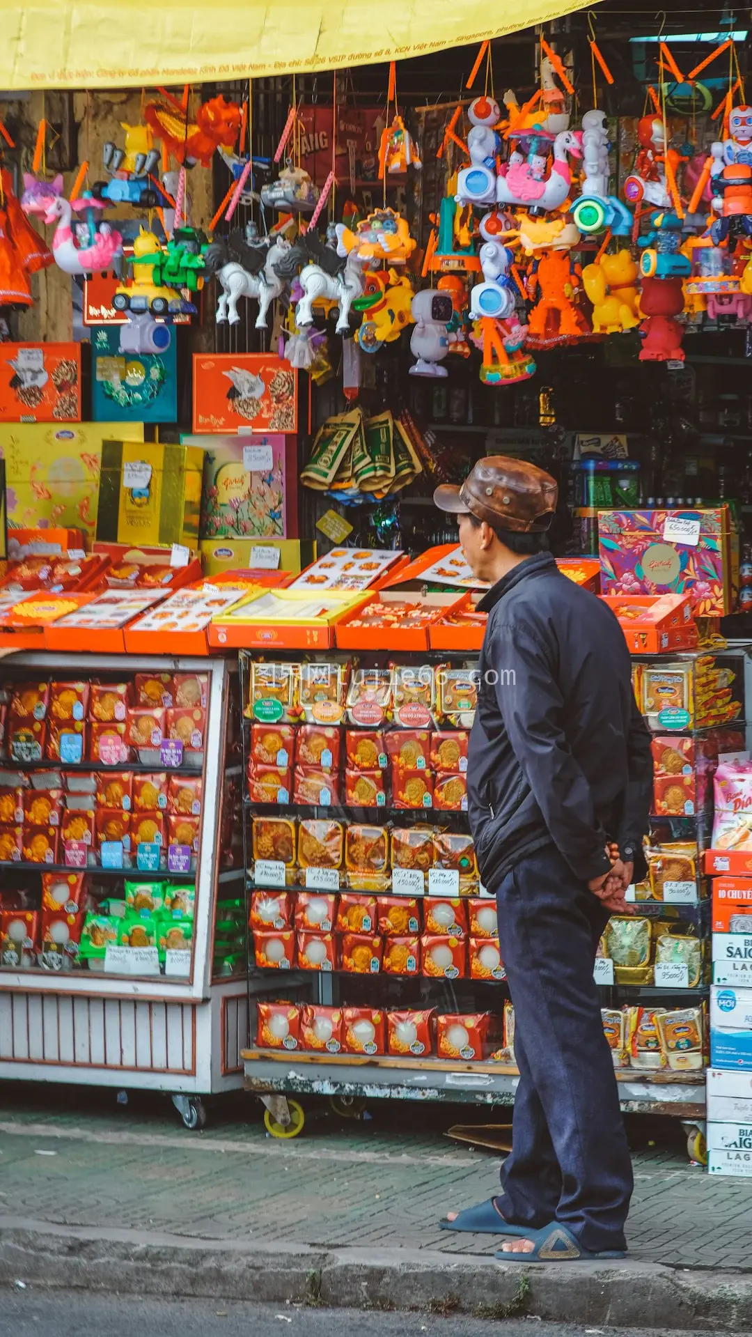 男士商店前站立图片