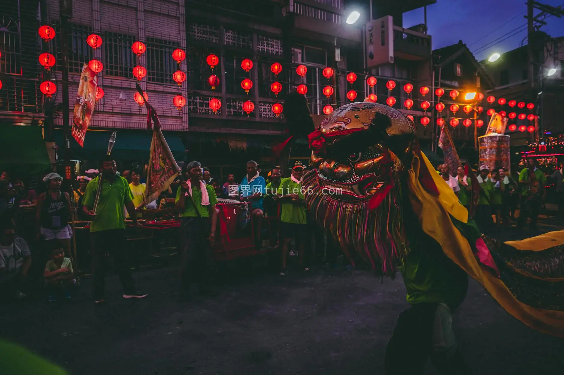 夜节舞龙灯笼街图片