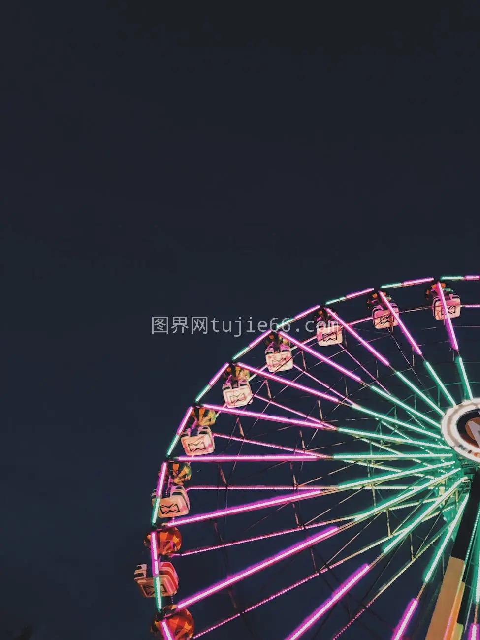 夜空璀璨摩天轮游乐园景图片