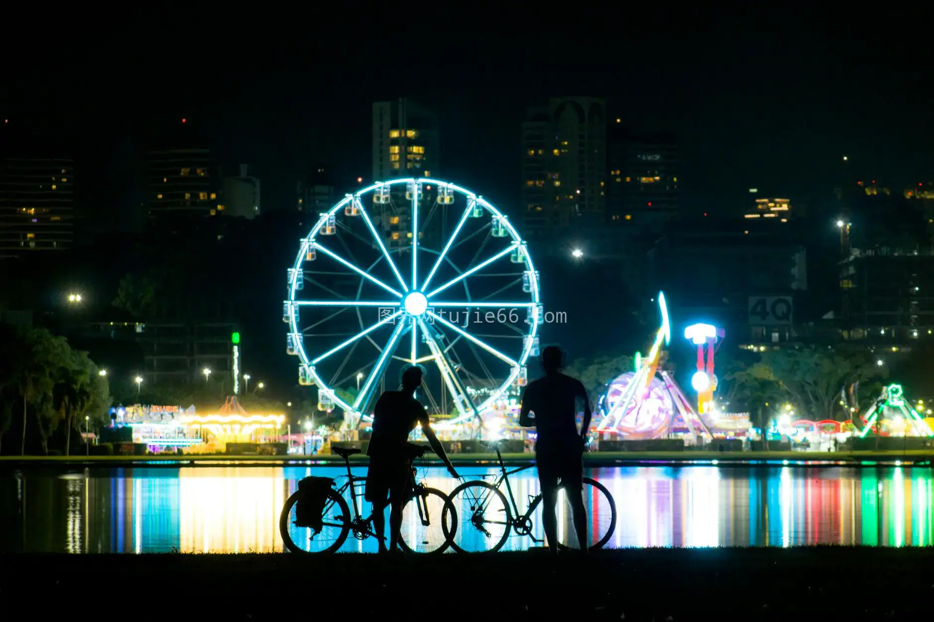 库里蒂巴夜景摩天轮倒影图片